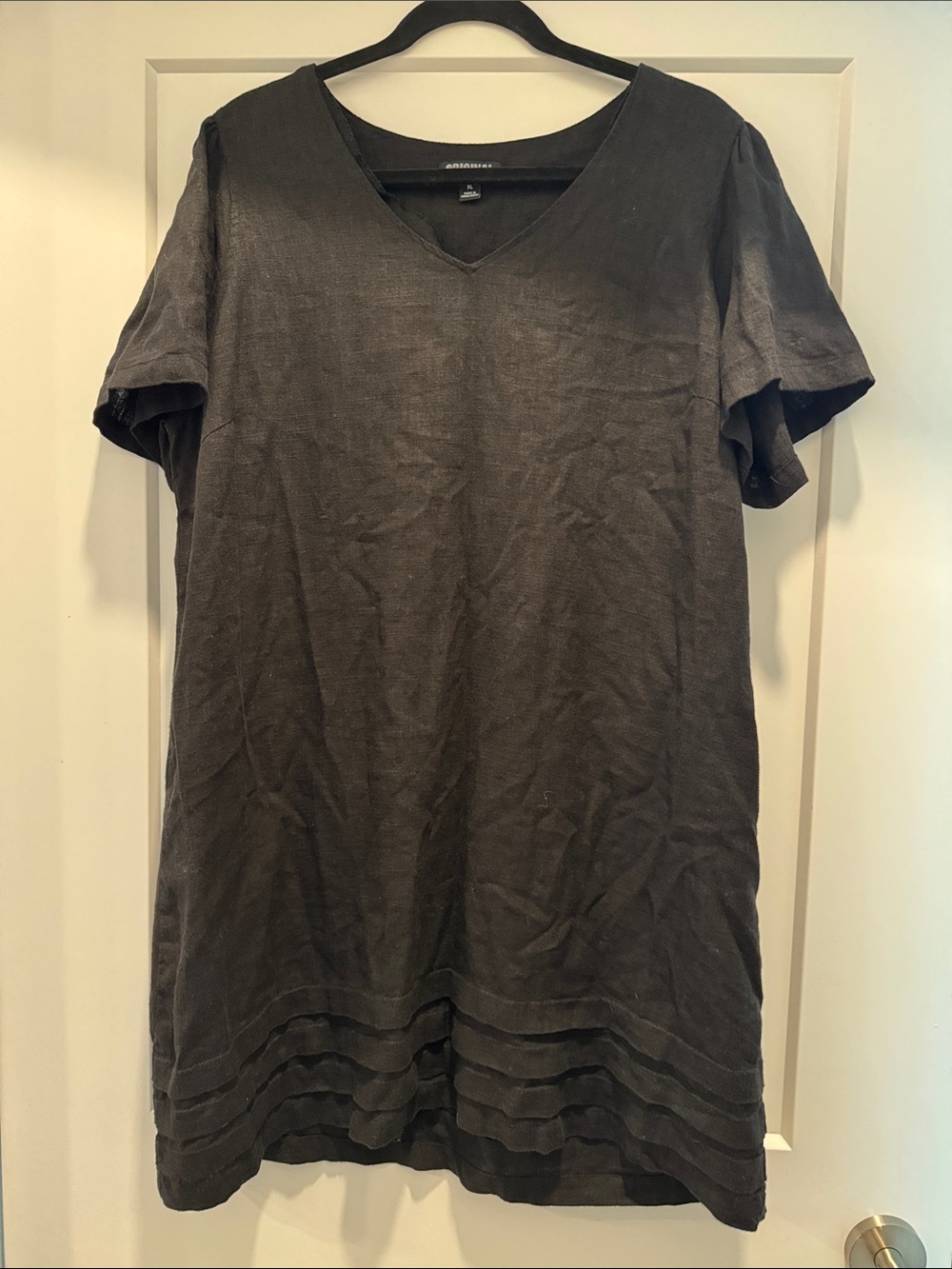 Nicole Miller Short Sleeve V-Neck Dress Tee in Charcoal